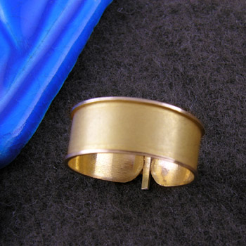 18k gold cartouche ring with embossed frame (personalized gifts)